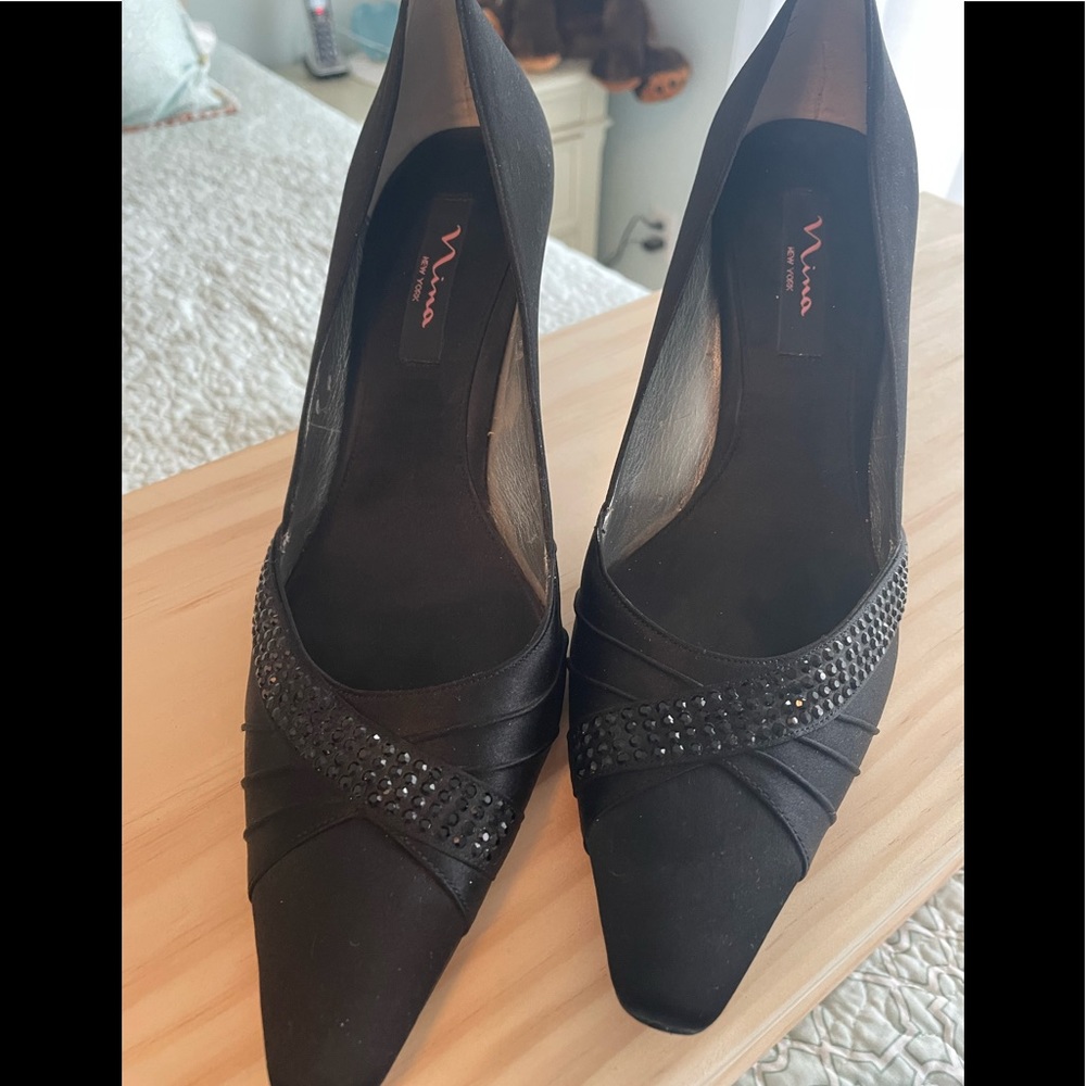 Black satin pumps with applicay